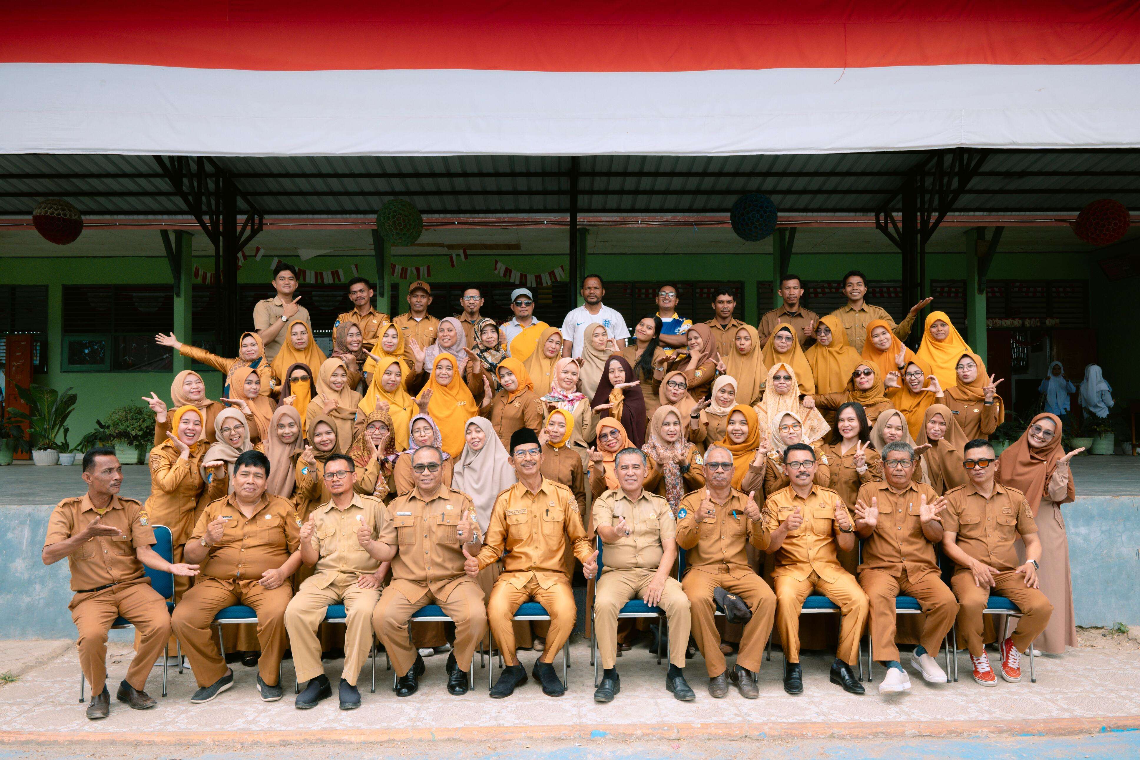 Guru beserta staf sekolah